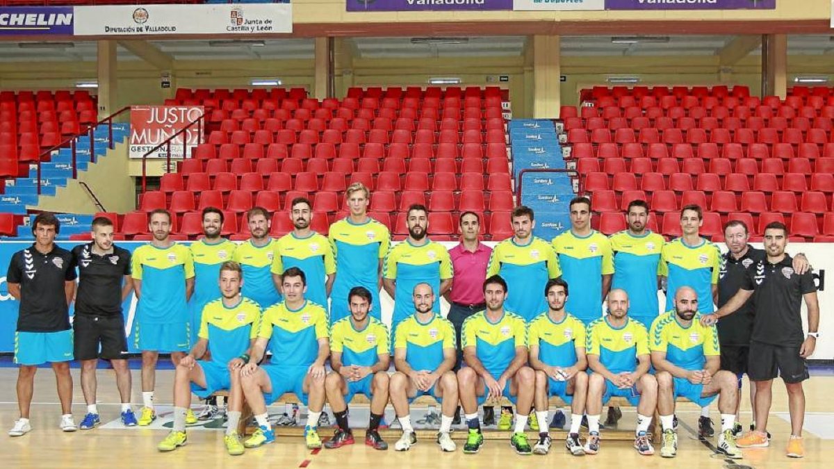 Los integrantes de la primera plantilla del Atlético Valladoolid posan antes de comenzar su primer entrenamiento de la temporada.-J.M. Lostau