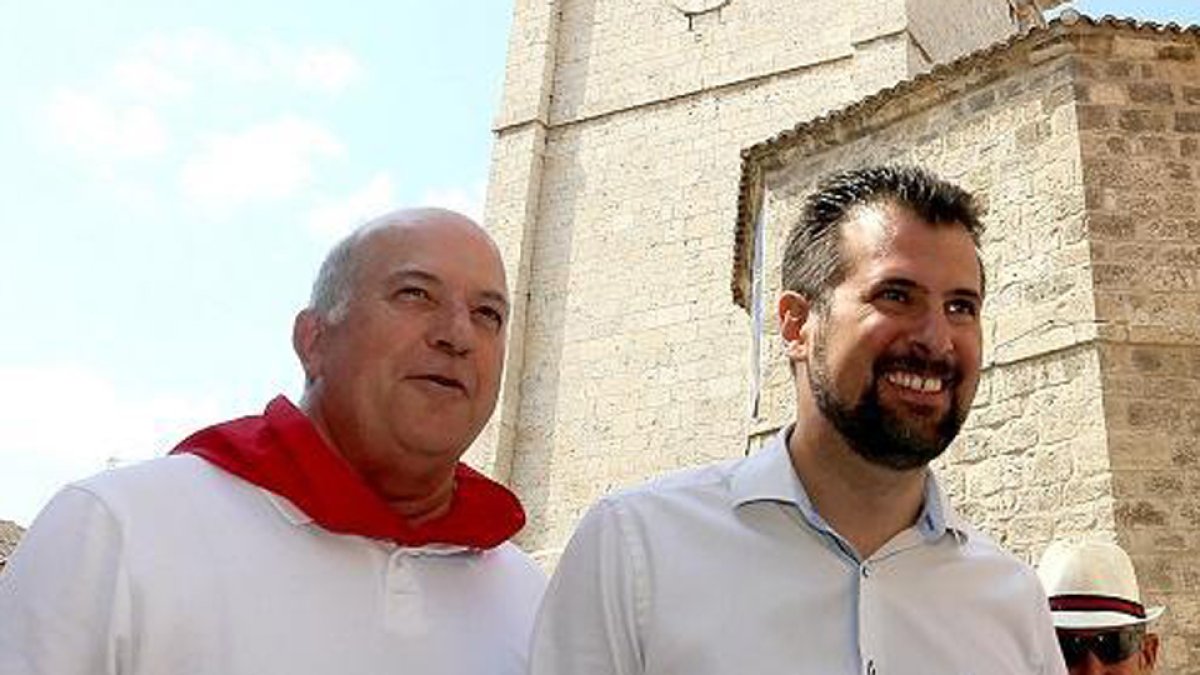 Elías Arranz con Luis Tudanca. | EL MUNDO