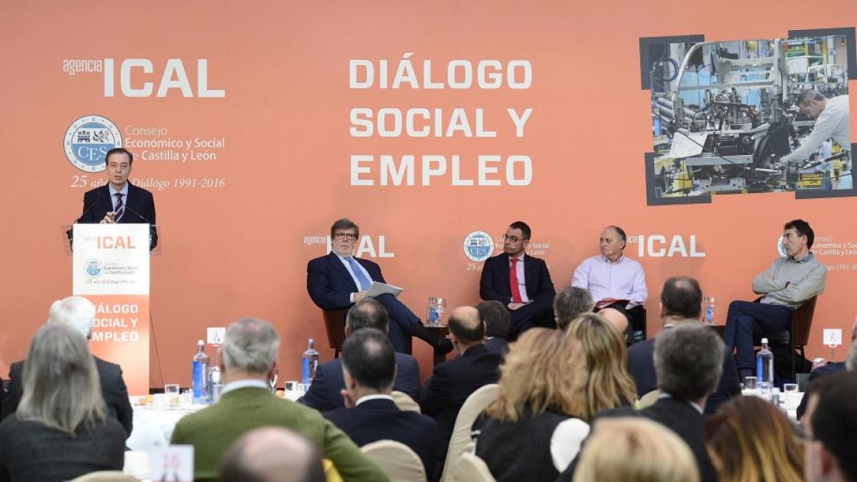 Clausura de la jornada por parte del presidente del CES, Germán Barrios (I), en presencia de los participantes en la mesa redonda-Ricardo Ordóñez / ICAL