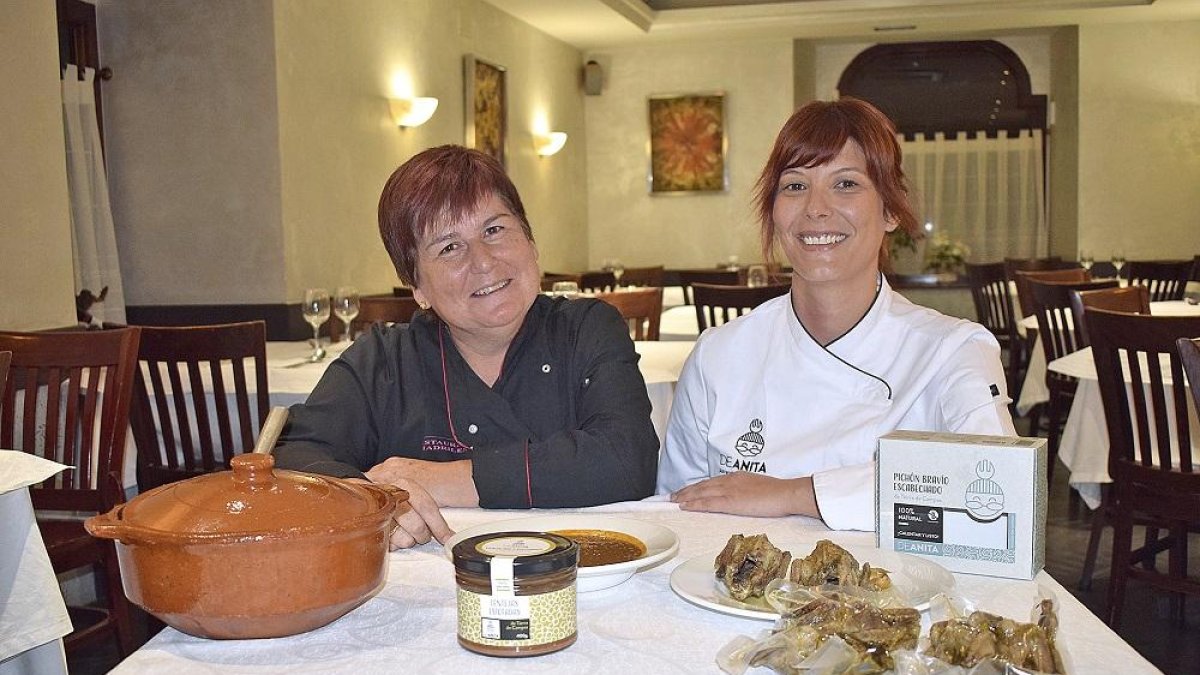 Sandra y Almudena Sixto en el comedor del restaurante El Madrileño, en Mayorga.-ARGICOMUNICACIÓN
