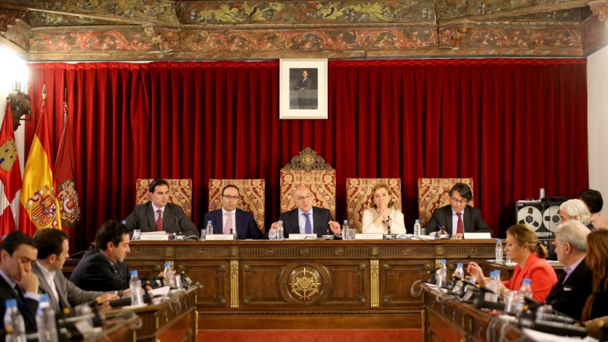 Pleno de la Diputación presidido por Jesús Julio Carnero.-ICAL