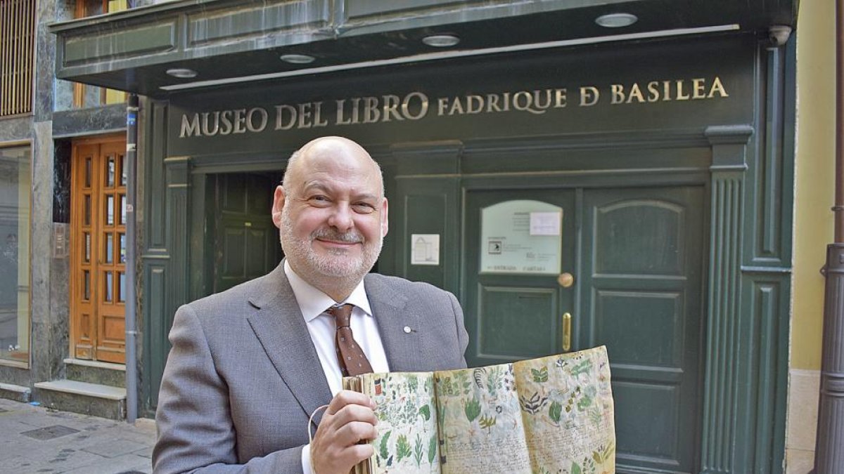 Juan José García, a la entrada del Museo del Libro Fadrique de Basilea, en Burgos,-ARGICOMUNICACIÓN