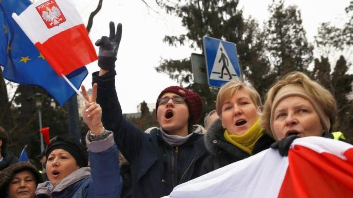 Manifestantes de la oposición frente al Parlamento de Varsovia.-REUTERS / KACPER PEMPEL