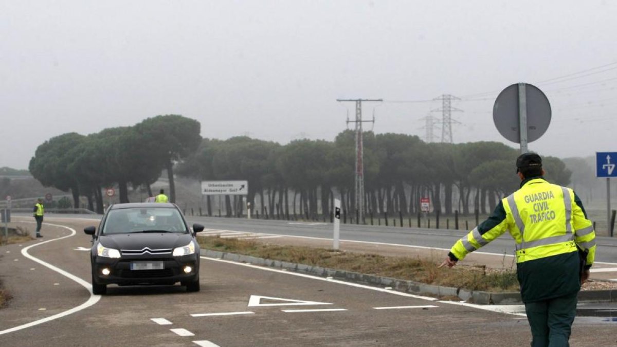 Agentes de la Guardia Civil en una carretera nacional de la red regional-ICAL