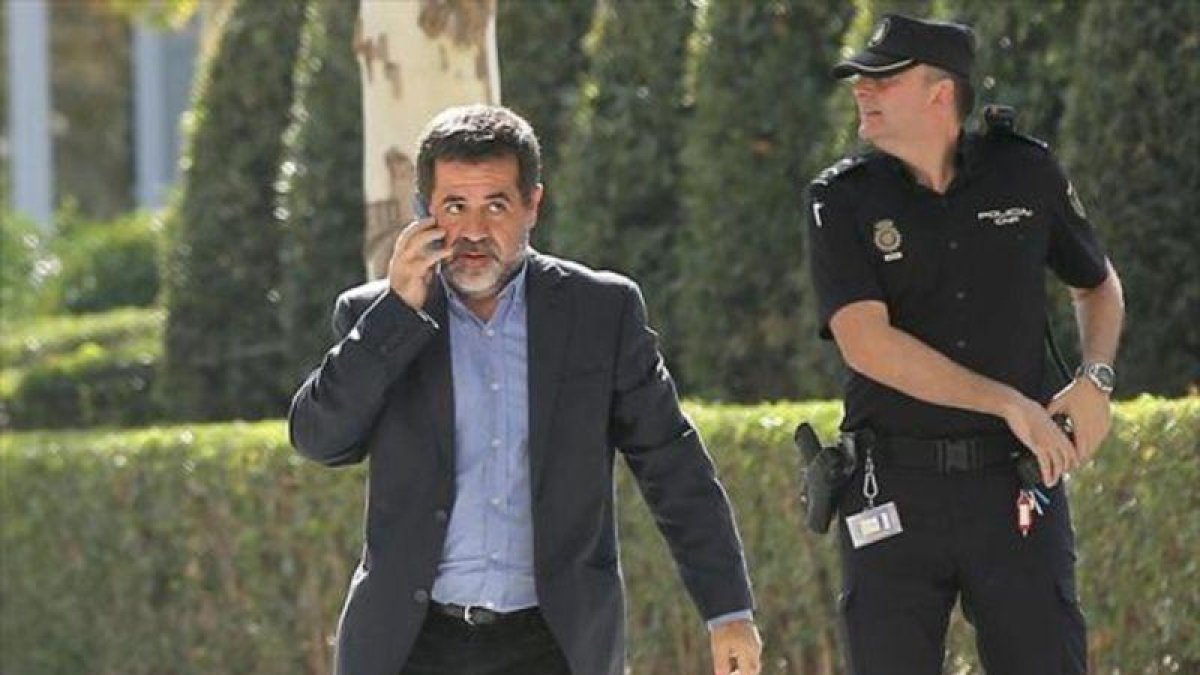 Jordi Sànchez se dirige a la Audiencia Nacional, el 16 de octubre.-JOSÉ LUIS ROCA