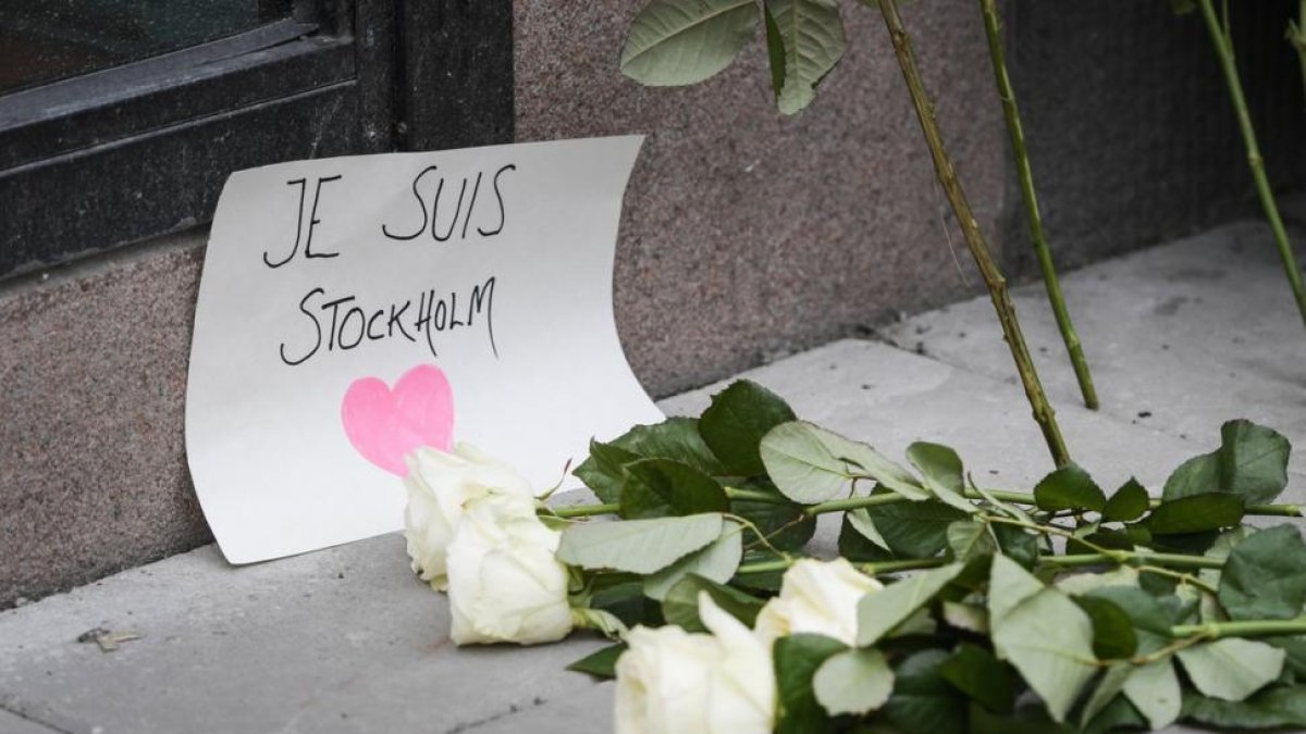 Flores en homenaje a los fallecidos en el atentado de Estocolmo.-EFE / ANDERS WIKUND