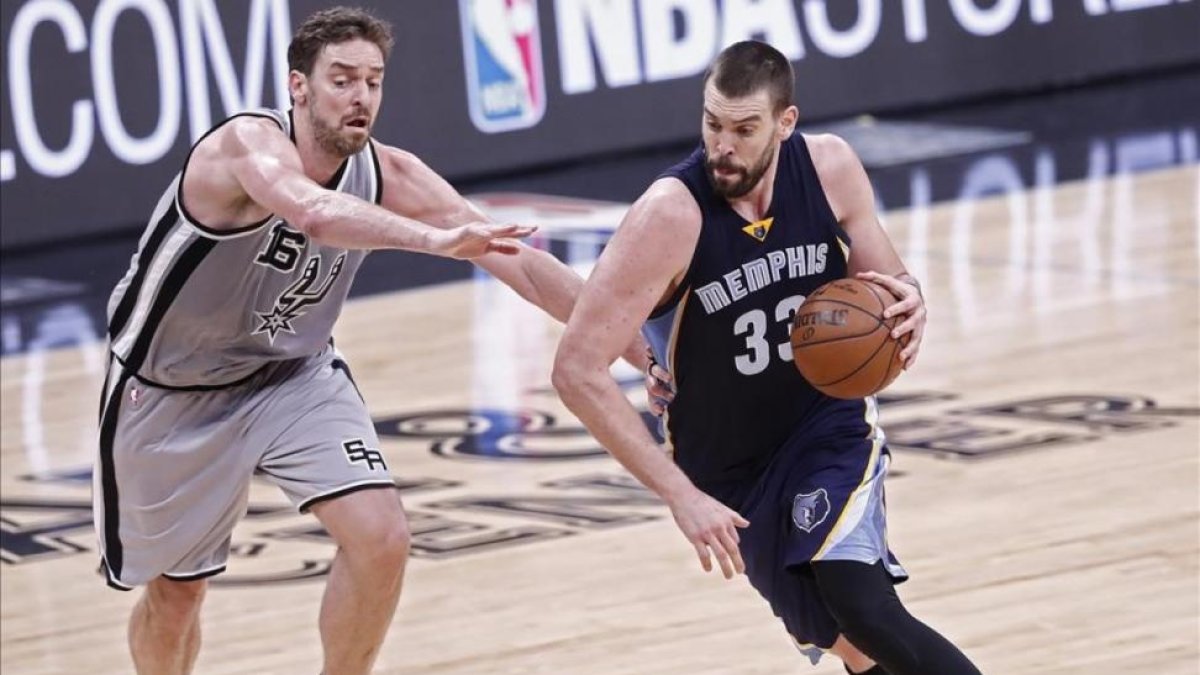 Los hermanos Gasol, en acción.-EFE