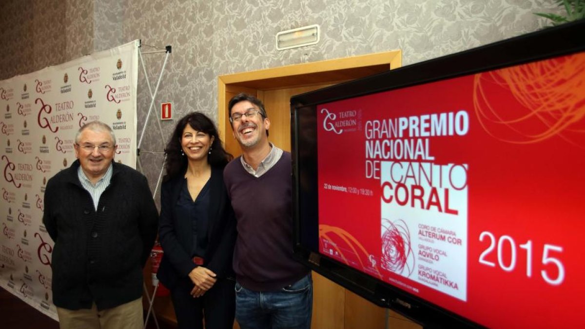 La concejala de Cultura y Turismo, Ana Redondo, presenta el Gran Premio Nacional de Canto Coral acompañada del secretario José María Ayerdi (I) y Valentín Benavides, director del Coro de Cámara Alterum Cor de Valladolid (D)-ICAL