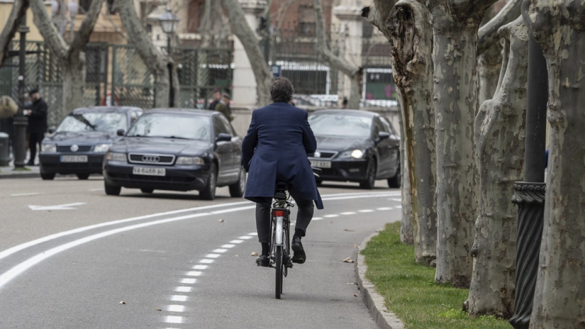 Un hombre circula por el carril bici en el Paseo de Filipinos. / PHOTOGENIC