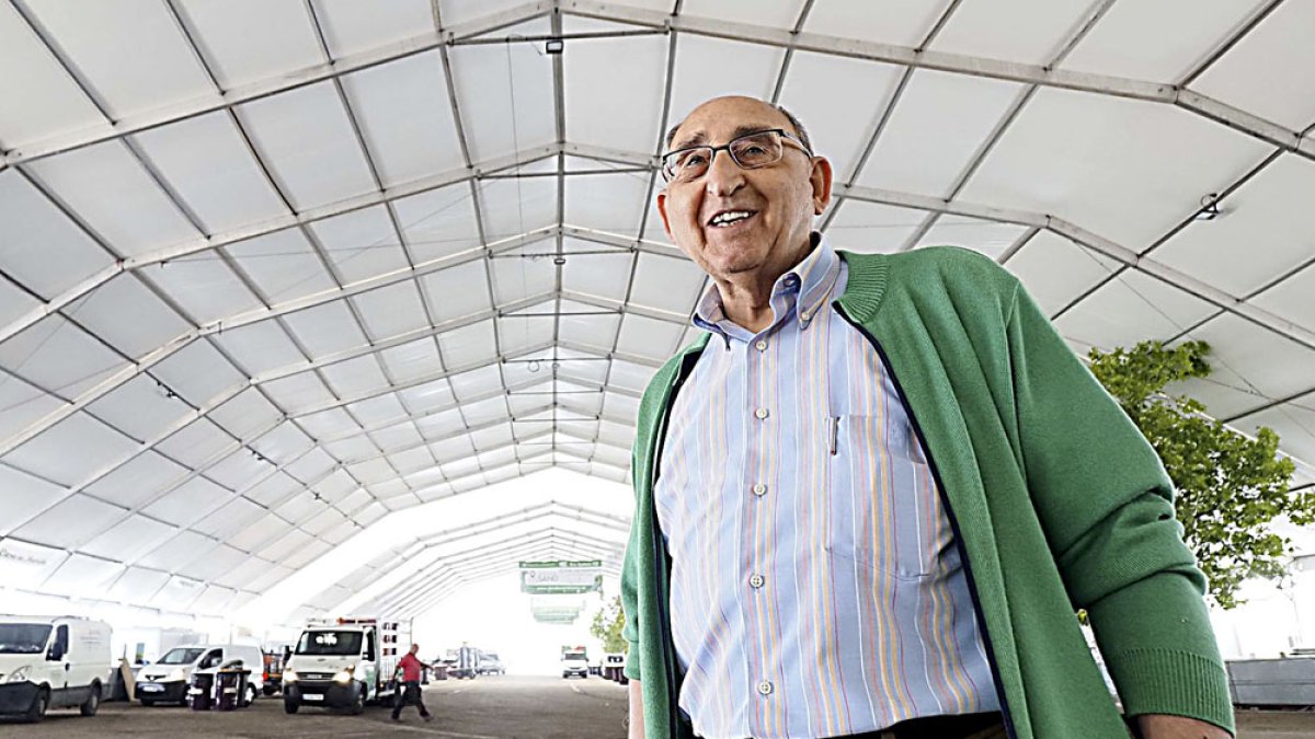 José Luis Bellido en la instalación de la carpa que acoge la Feria del Folclore y la Gastronomia. / PHOTOGENIC