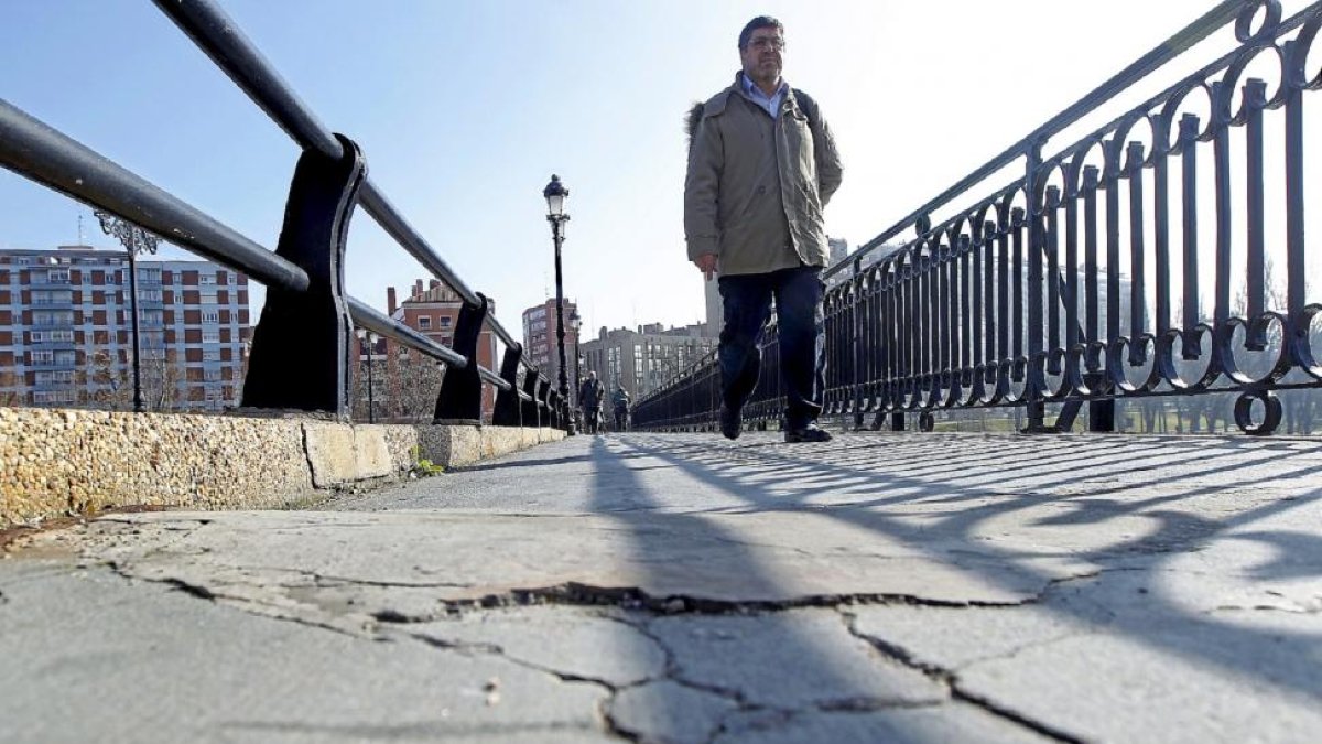 Un transeúnte camina por una de las aceras del puente Mayor.-J.M. LOSTAU