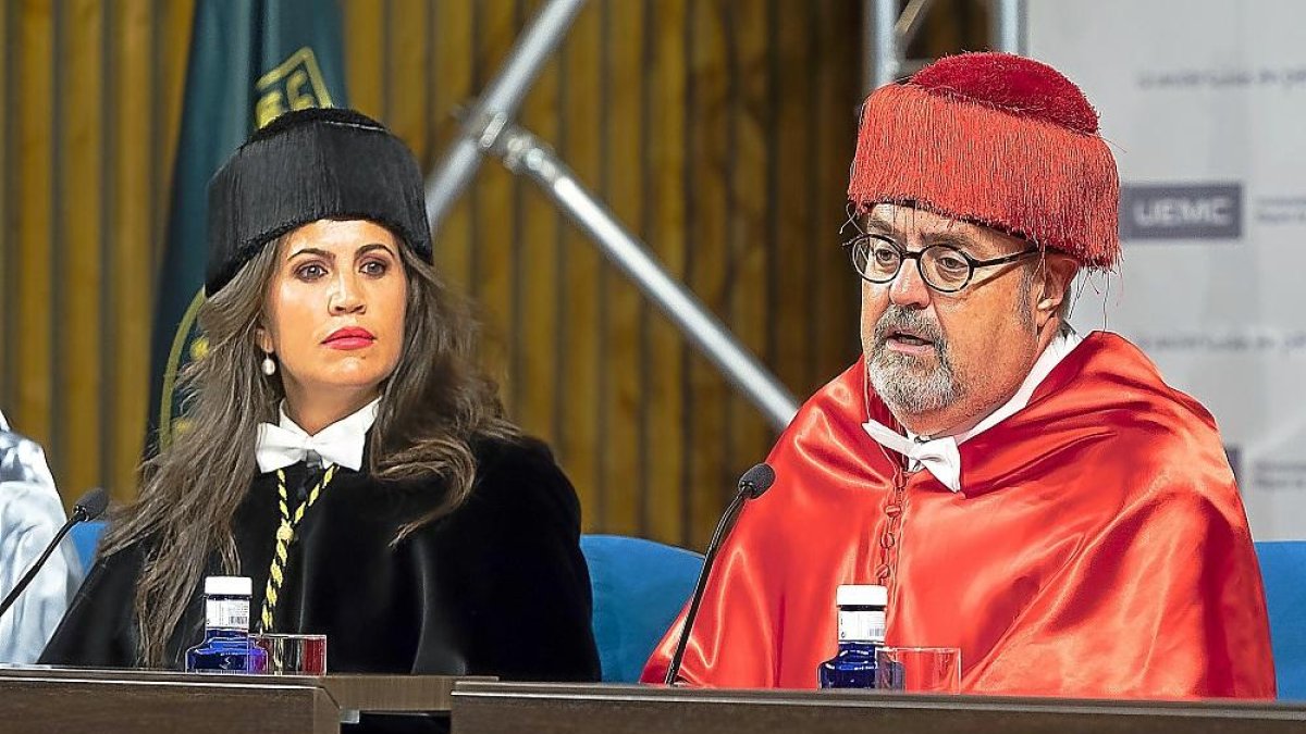 La rectora de la UEMC, Imelda Rodríguez, y el consejero de Educación, Fernando Rey, en la apertura del curso.-ICAL