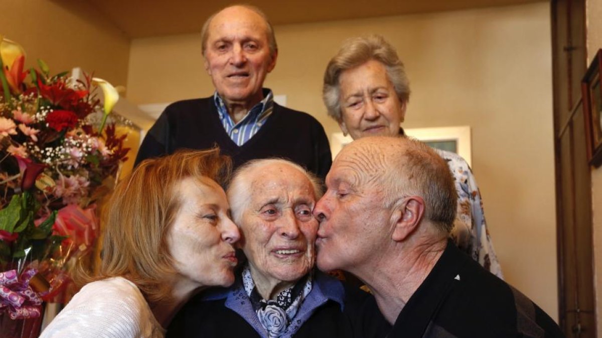 Áurea Álvarez, natural de La Majúa (León), cumple 107 años.-ICAL