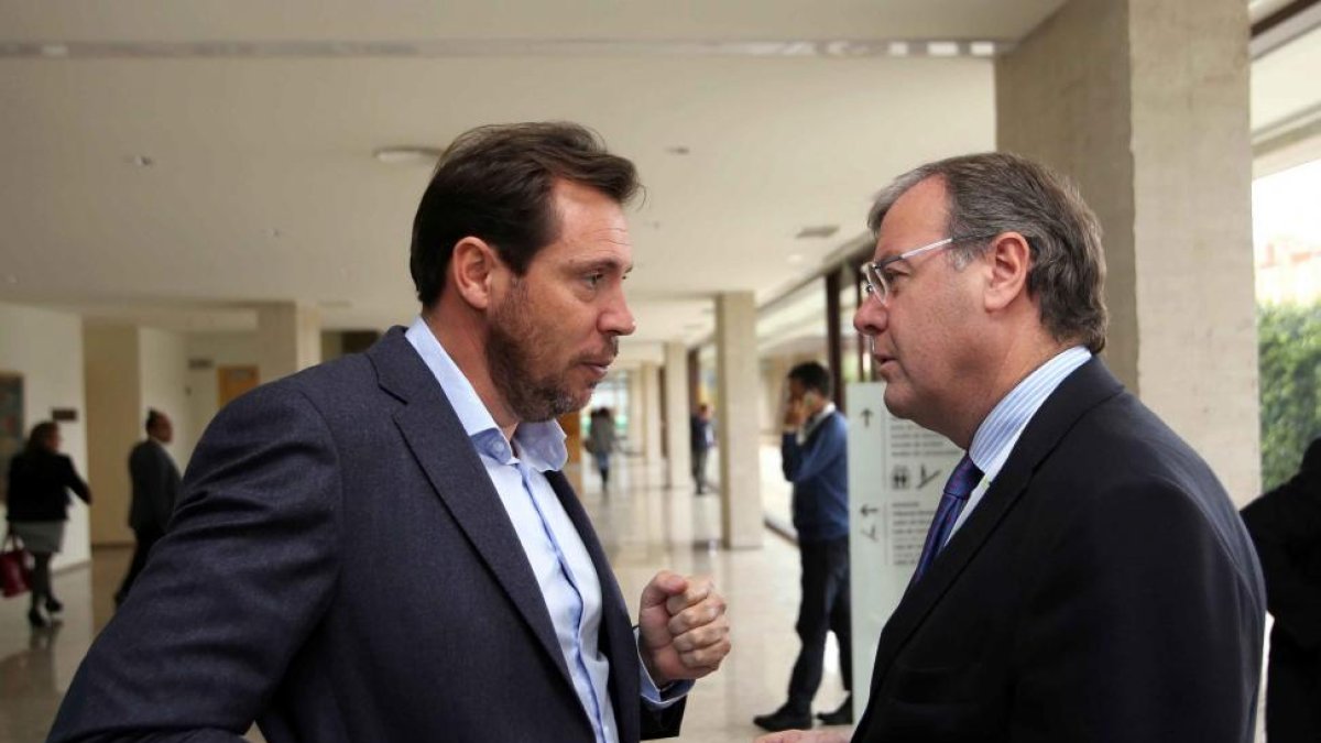 El alcalde de Valladolid, Óscar Puente conversa con su homólogo leonés Antonio Silván en la XV Asamblea General de la FRMP-Ical