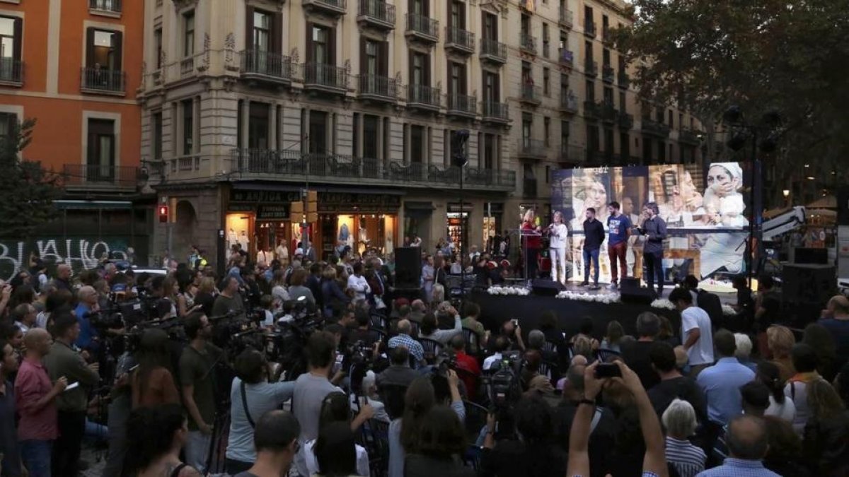 Un momento del homenaje a los trabajadores de la Rambla por su colaboración tras el atentado, este miércoles.-EL PERIÓDICO