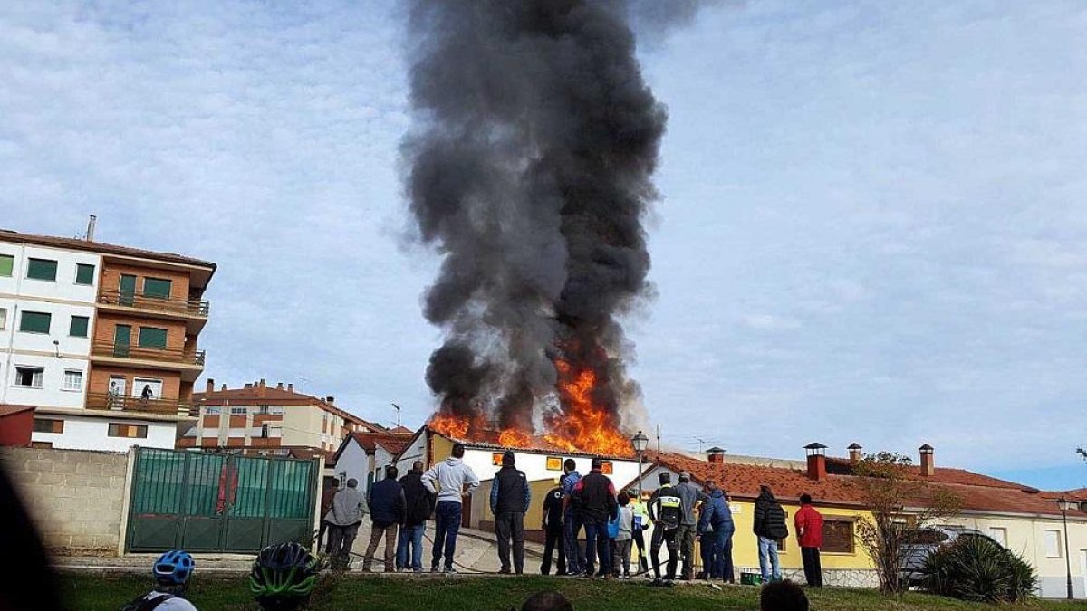 Un incendio calcina una vivienda vacía en Navaleno (Soria).-ICAL