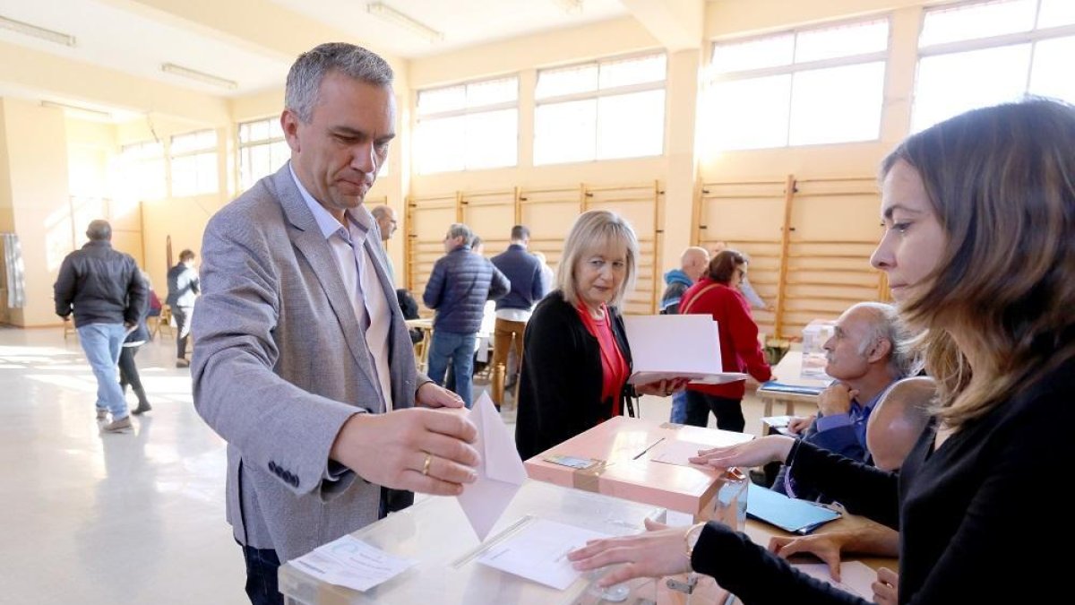 Izquierdo deposita su voto en la urna.-ICAL