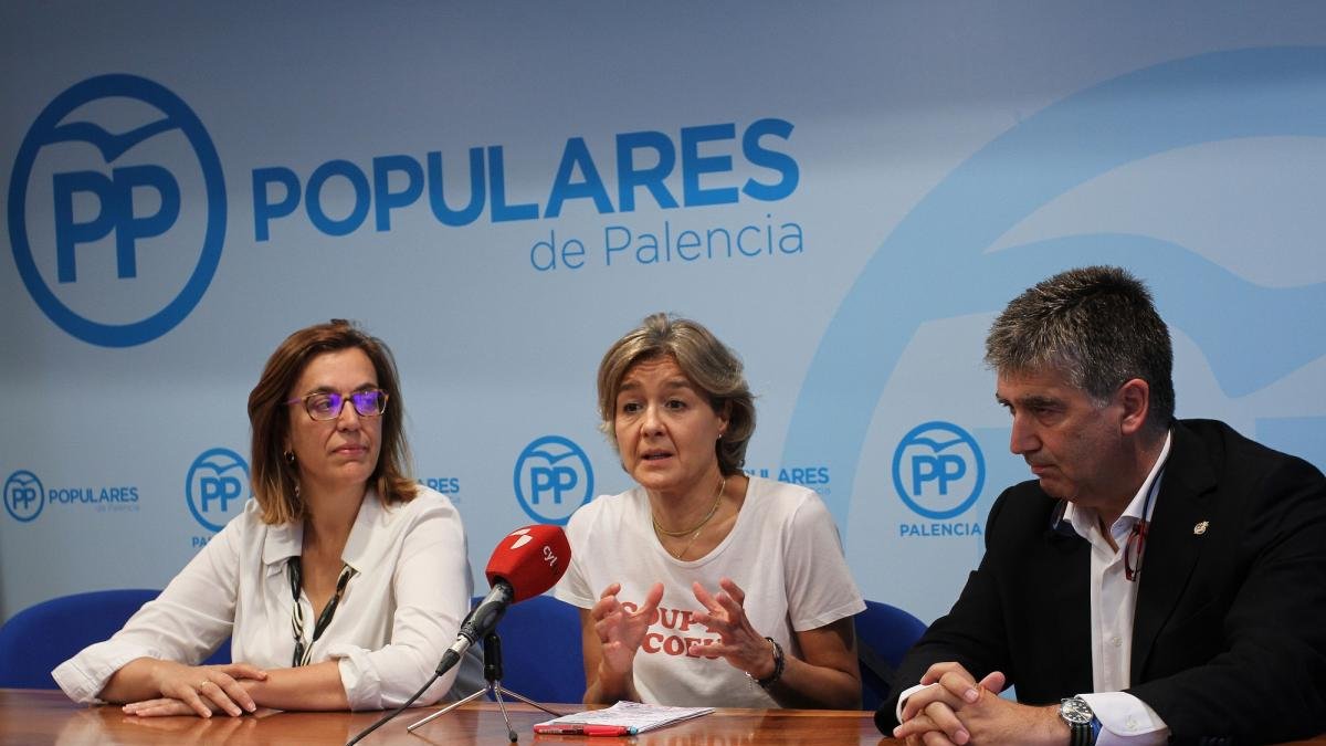 La exministra de agricultura Isabel García Tejerina (C); junto a la presidenta del partido en Palencia, Ángeles Armisén; al senador Ignacio Cosidó, ofrece una rueda de prensa en apoyo de la candidatura de Pablo Casado para presidir el PP-BRÁGIMO / ICAL