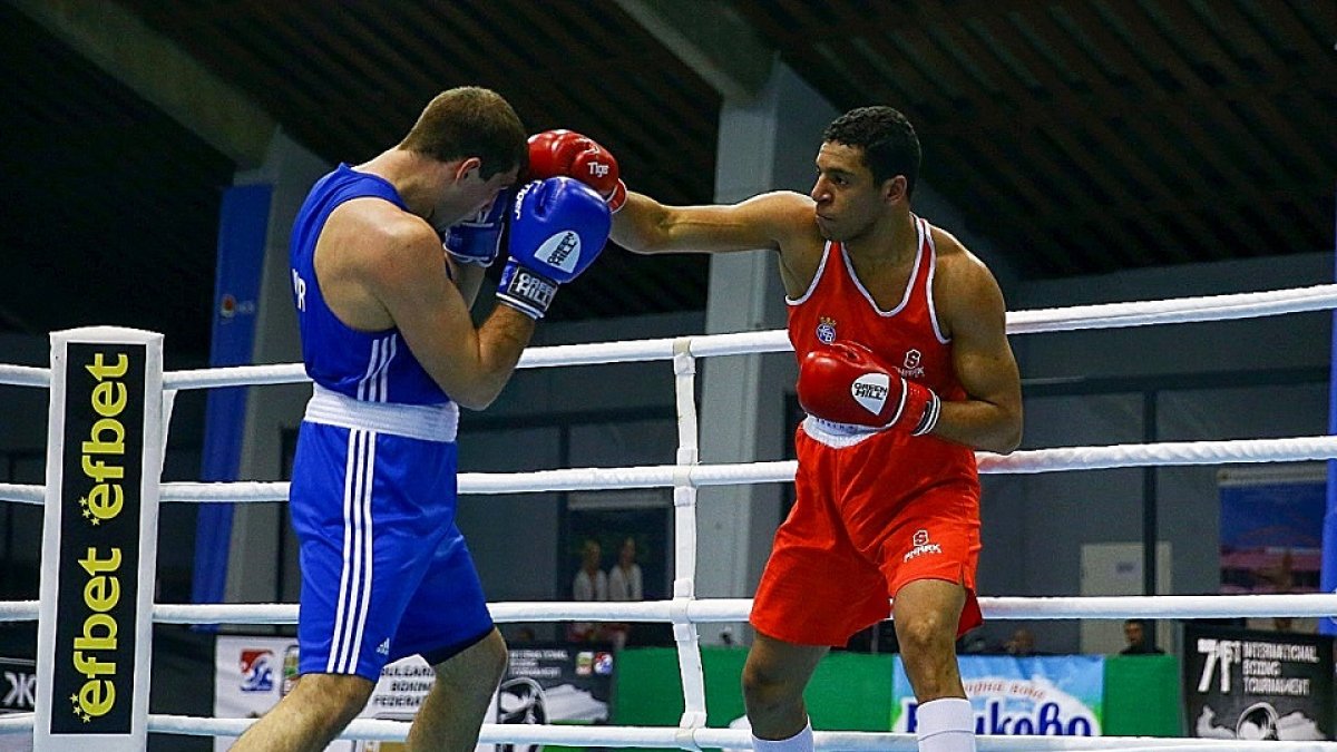 Reyes, a la derecha, durante un combate en el Torneo de Hungría. EM