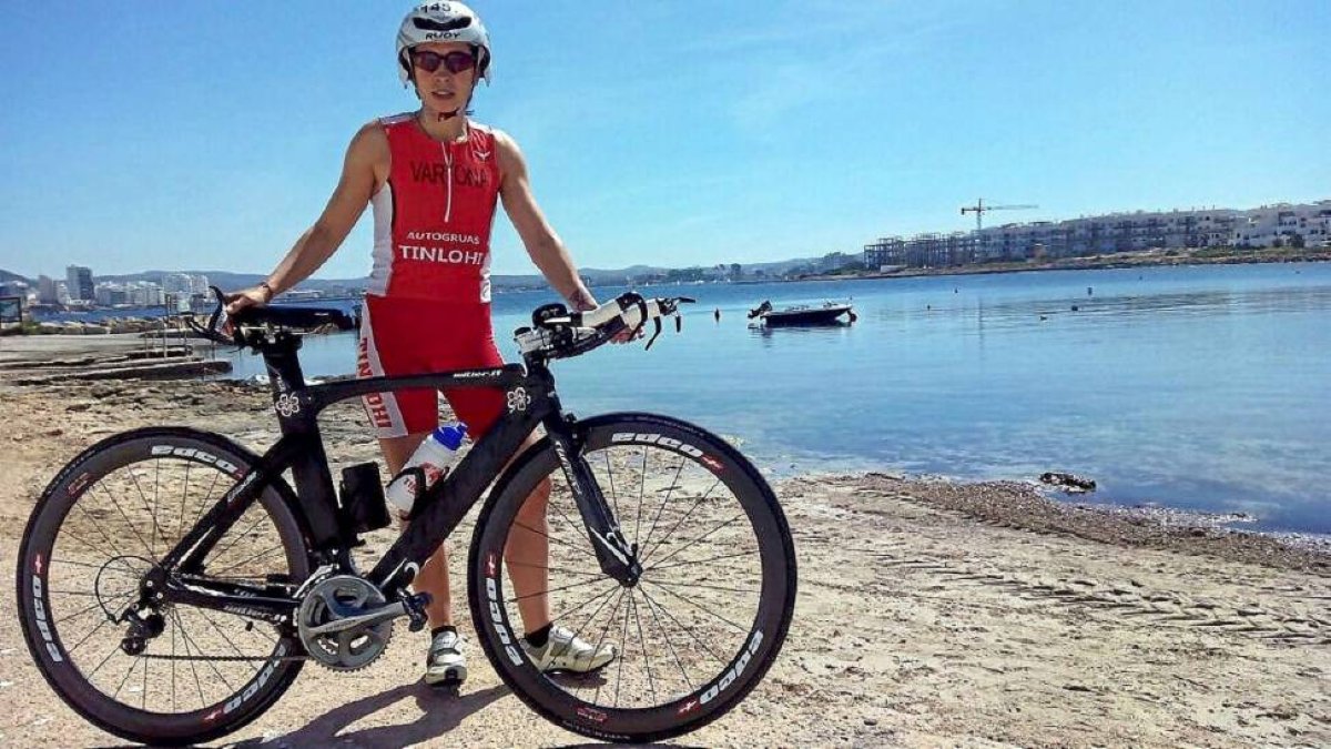 Ruth Varona posa con su bicicleta en Cala Bassa-El Mundo