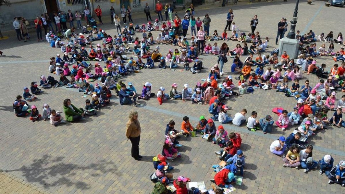 Alumnos del colegio de Cigales en la Plaza Mayor.-AYUNTAMIENTO DE CIGALES