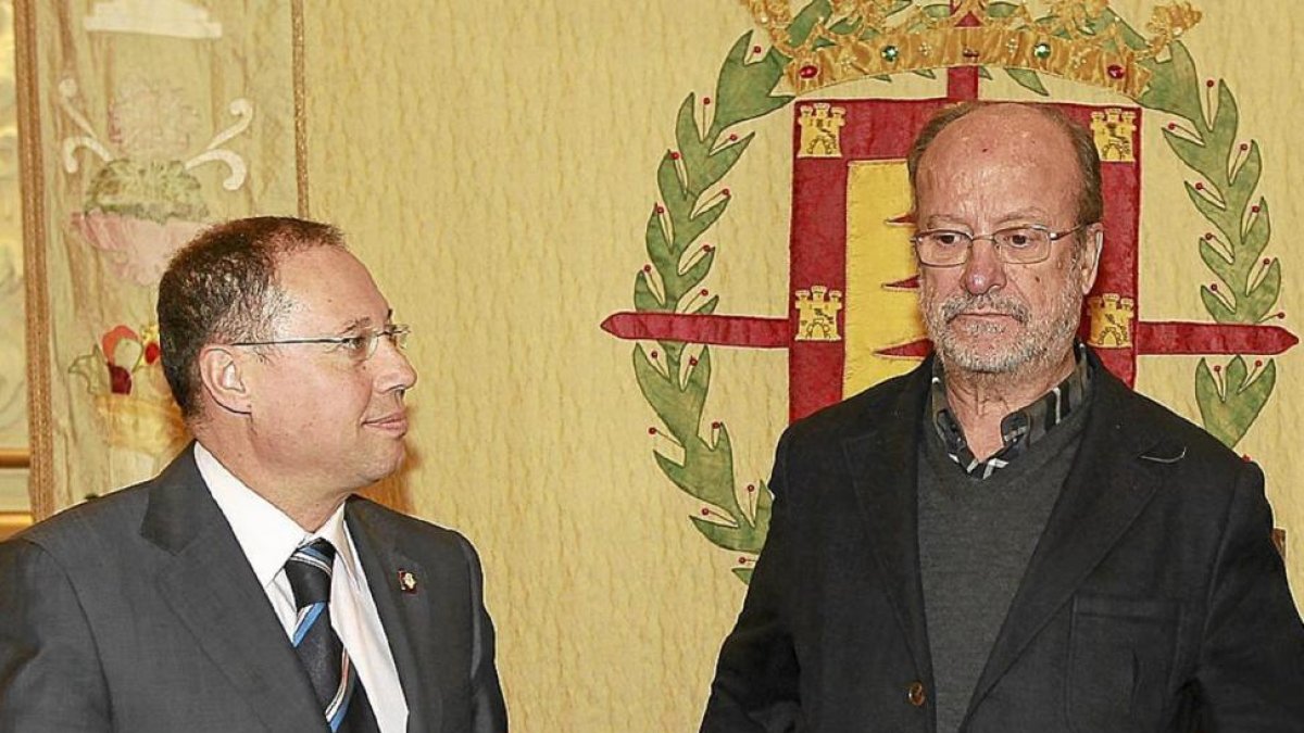Alfredo Blanco junto al exalcalde, Francisco Javier de la Riva.-J.M.LOSTAU