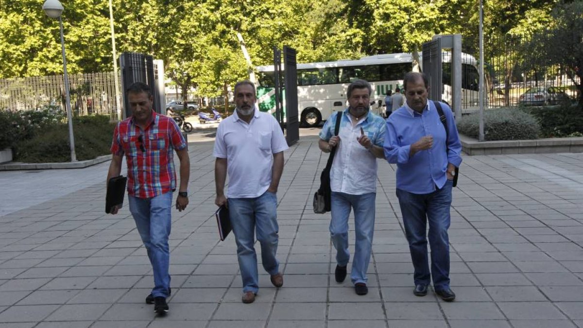 Los representantes sindicales de la minería de CCOO y UGT a su llega al ministerio de Industria para mantener una reunión con el secretario de estado de Energía, Álvaro Nadal.-ICAL