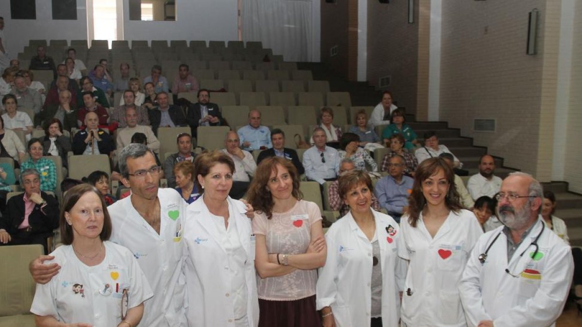 El responsable de la Unidad de Rehabilitación, Dr. Vicente Álvarez y el jefe de Cardiología, Dr. Jose María Asín, junto a todo el equipo de la Unidad de Rehabilitación Cardíaca en el acto de conmemoración del primer año de funcionamiento de la URC.-ICAL