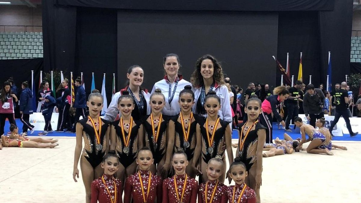 Los dos equipos medallistas del Club La Victoria.-EL MUNDO