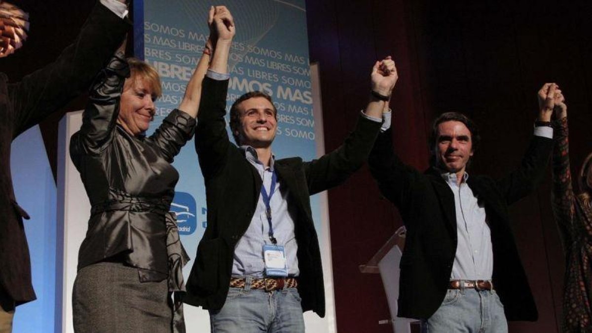 Casado, junto a Aznar y Aguirre en una foto de finales del 2008.-DAVID CASTRO