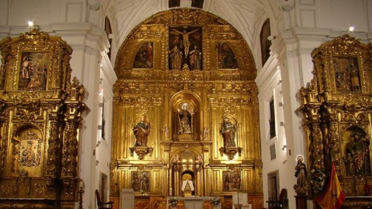 Interior de una iglesia en una imagen de archivo. E. M.