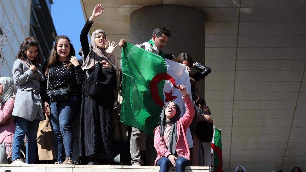 Estudiantes de medicina protestan contra Bouteflika en Argel.-EFE