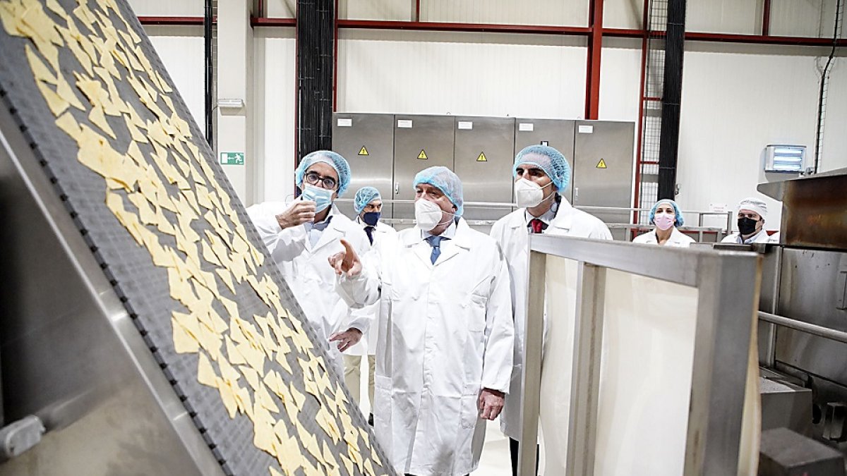 El consejero de Agricultura junto al alcalde de Medina del Campo durante su visita a la factoría Europe Snacks. ICAL