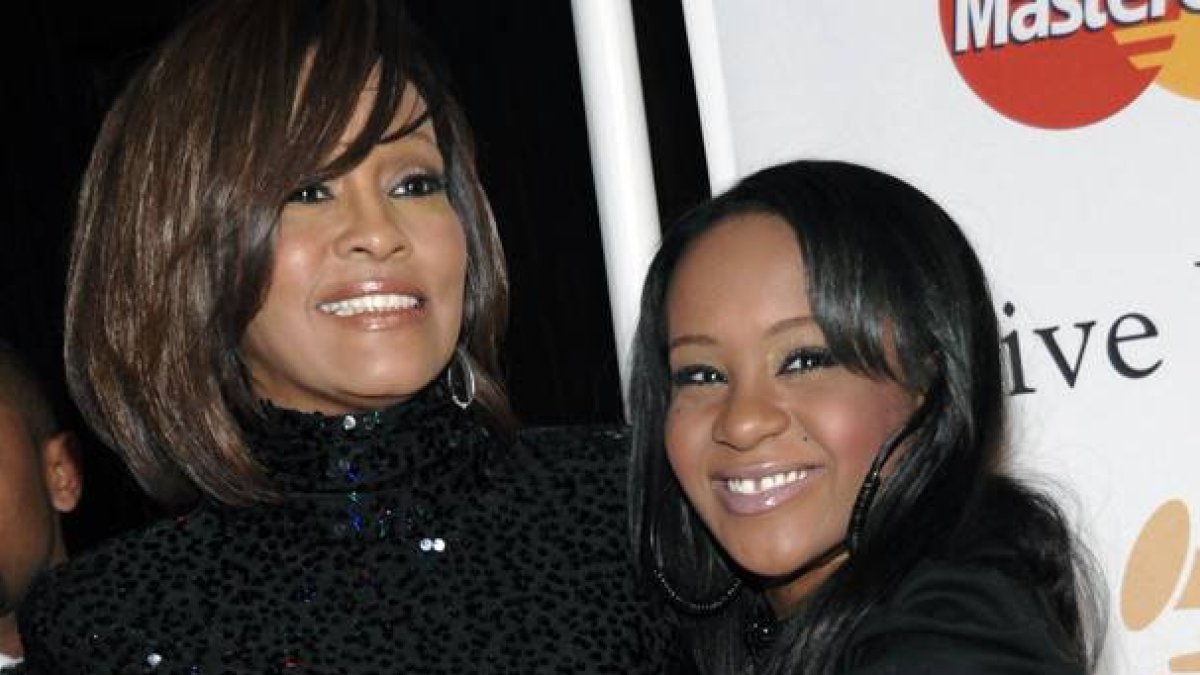 Bobbi Kristina Brown y Whitney Houston, en una imagen de febrero del 2011.-Foto: AP / DAN STEINBERG