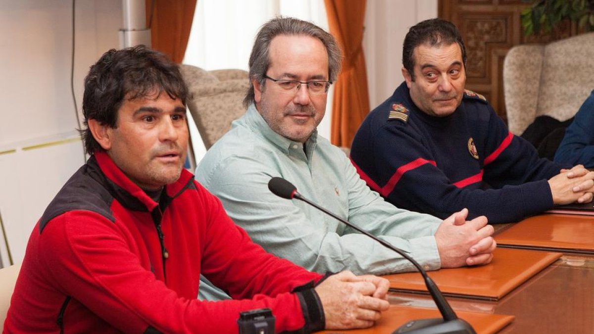 (I a D): El bombero, José Luis Calleja; el alcalde de Zamora, Francisco Guarido; y el jefe de los Bomberos de Zamora, Herminio Ramos, durante el reconocimiento por parte del Ayuntamiento de Zamora al trabajo realizado por el bombero José Luis Calleja en e-Ical