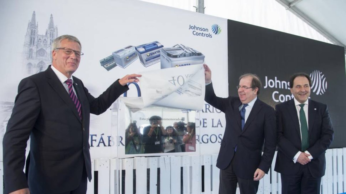 El presidente de la Junta de Castilla y León, Juan Vicente Herrera, visita la fábrica Johnson Controls Autobaterías con motivo de su 40 aniversario. Le acompañan el director de la fábrica de Burgos, Eduardo Quintanal, y Hannes Dempwolff, mánager de Nuevas-Ical
