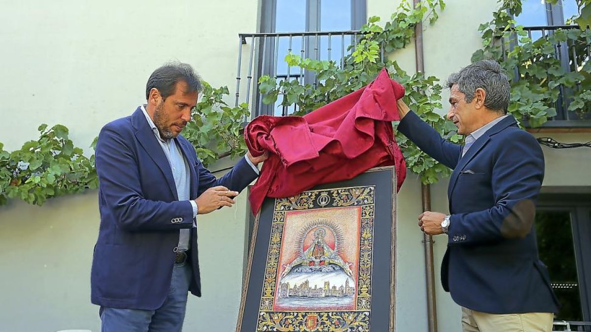 Óscar Puente y Leopoldo Adiego  descubren el cartel conmemorativo de la coronación realizado por Miguel Ángel Soria.-ICAL