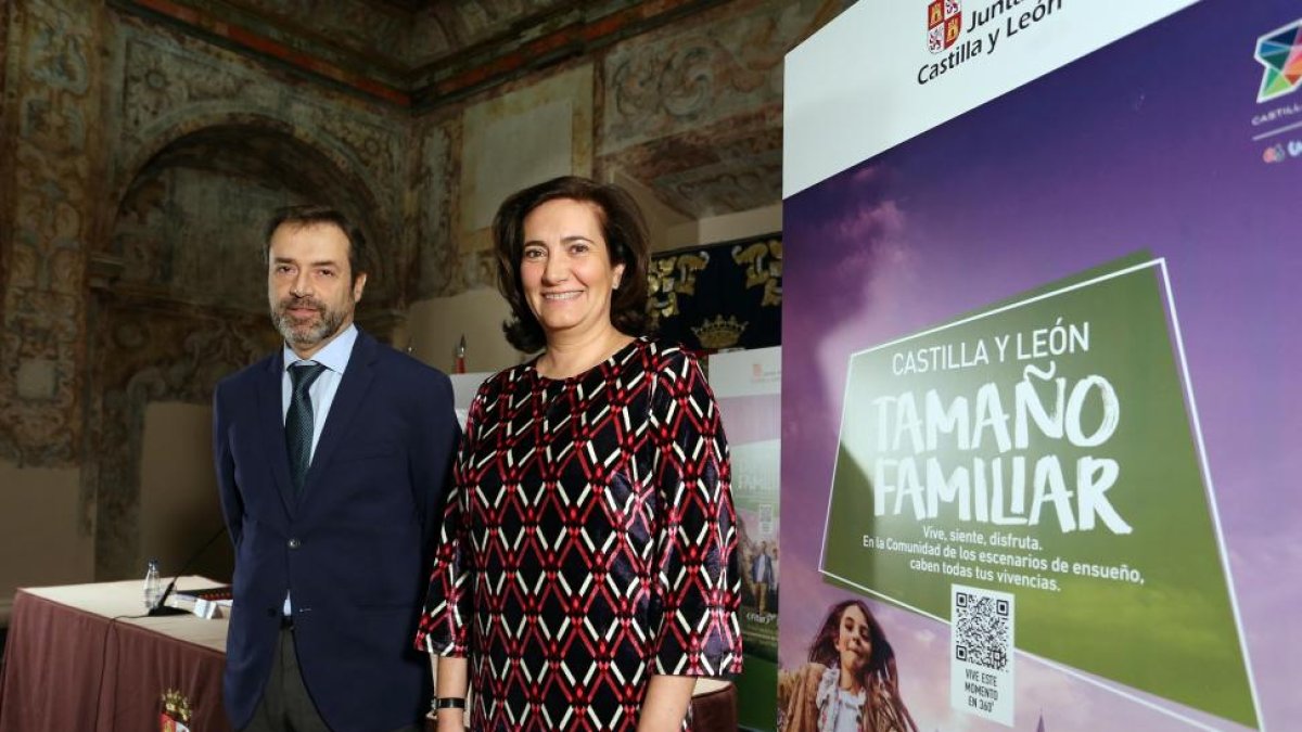 María Josefa García Cirac en la presentación de Fitur 2018 junto al director general de Turismo, Javier Ramírez.-ICAL