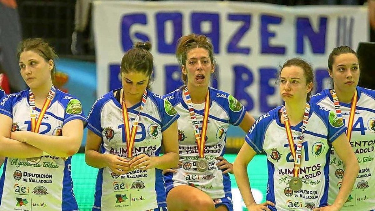 El equipo, desconsolado ayer con sus medallas de plata tras el subcampeonato de la Copa de la Reina.-E.M.