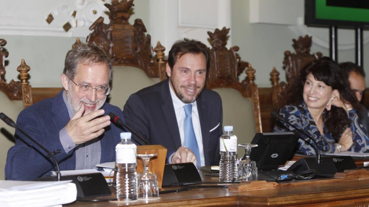 Manuel Saravia, Óscar Puente y Ana Redondo durante el pleno del Ayuntamiento de Valladolid.-J.M.LOSTAU