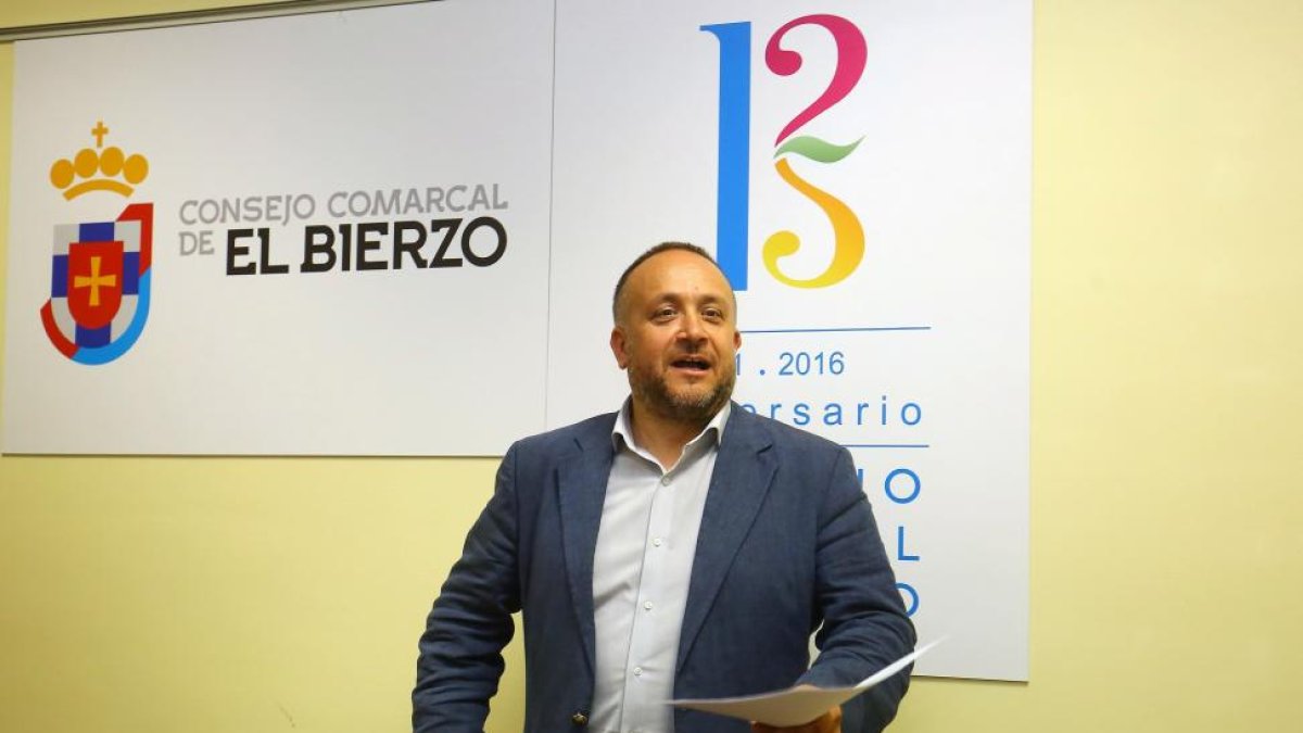 El presidente del Consejo Comarcal, Gerardo Álvarez Courel, durante la presentación de las alegaciones que presentará la Mesa de la Energía del Bierzo al Real Decreto para el cierre de las centrales térmicas.-ICAL
