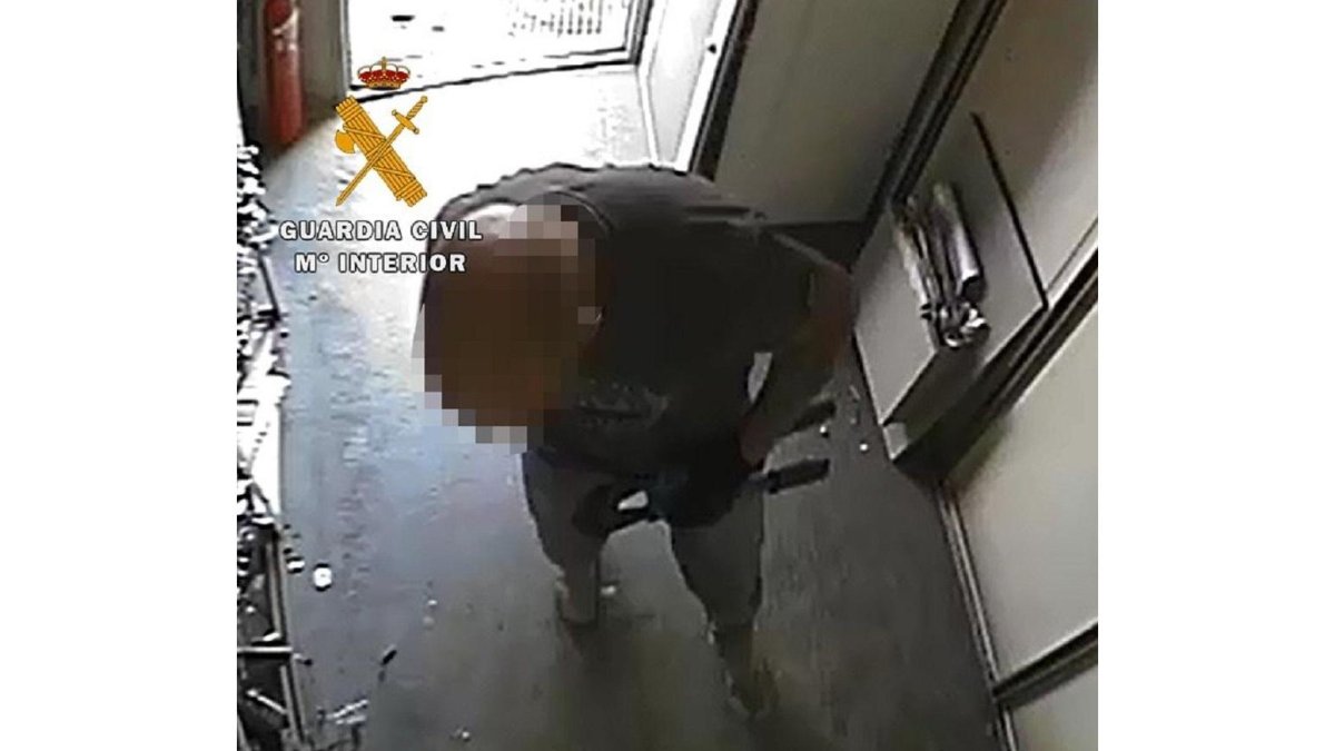 El detenido en una imagen de las cámaras de seguridad-GUARDIA CIVIL