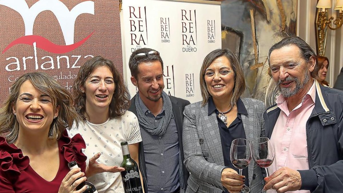 La consejera y portavoz de la Junta de Castilla y León asiste al primer Salón de Grandes Vinos de la Comunidad .-RAQUEL P. VIECO