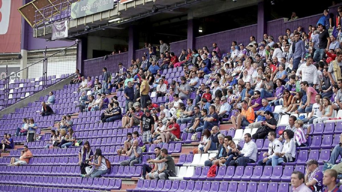 Aspecto de una semidesértica grada de Zorrilla, esta temporada.-P. Requejo
