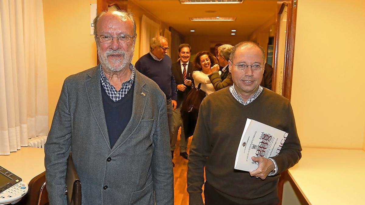 De la Riva y Alfredo Blanco y detrás concejales del PP con Manuel Sánchez, a la llegada a la sede del PP.-J.M. LOSTAU