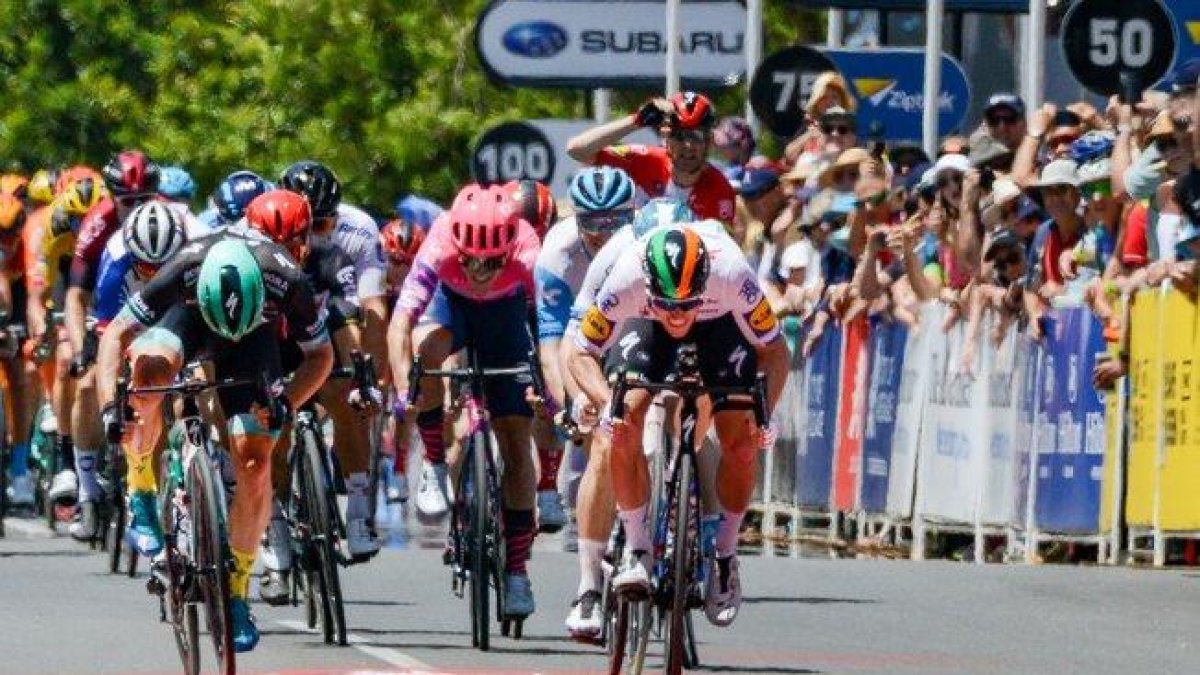 Sam Bennett, a la derecha, se impone en la primera etapa del Tour Down Under, en Australia.-BRENTON EDWARDS / AFP