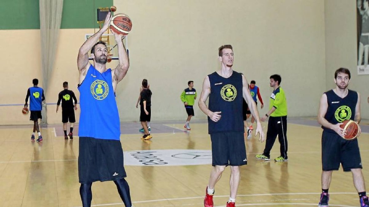 La plantilla del MyWigo Valladolid entrenando en la pista auxiliar del polideportivo Pisuerga-J.M.Lostau
