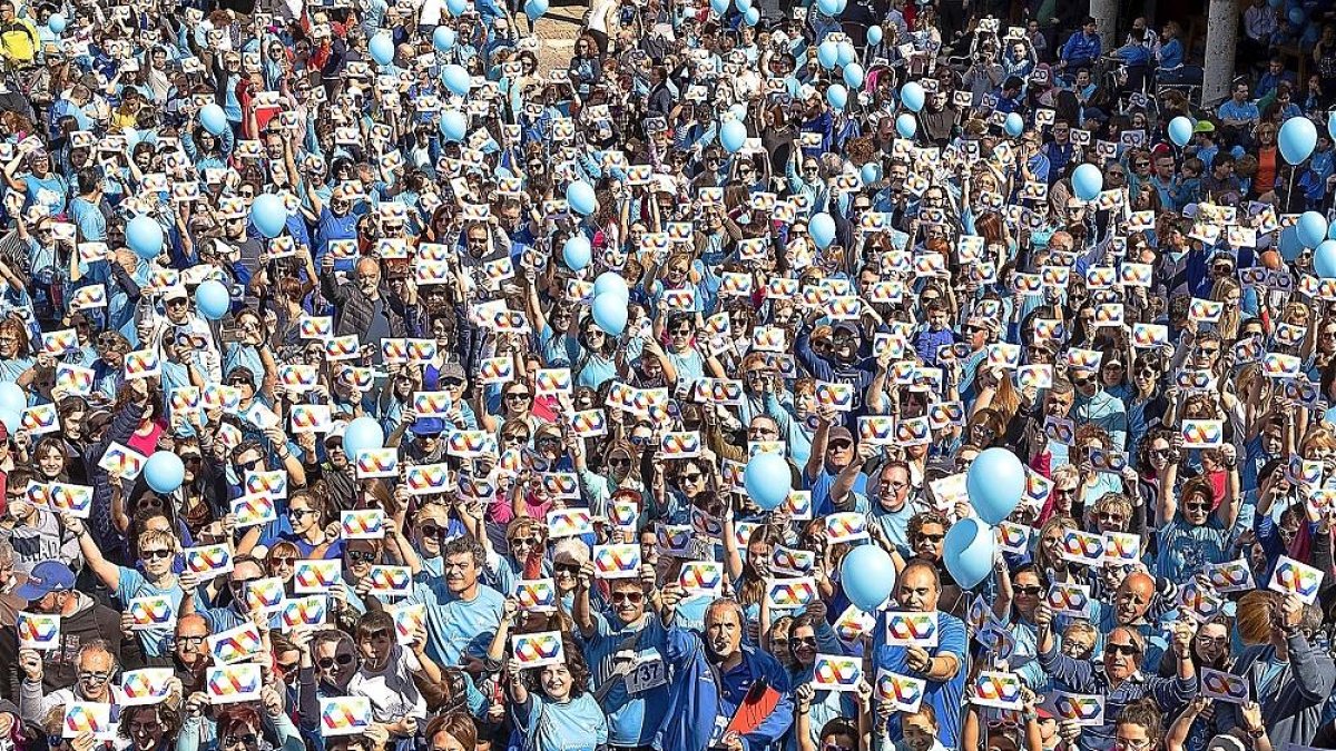 Participantes en la marcha sujetan el símbolo del infinito para dar visibilidad a estas personas.-DIEGO RAYACES