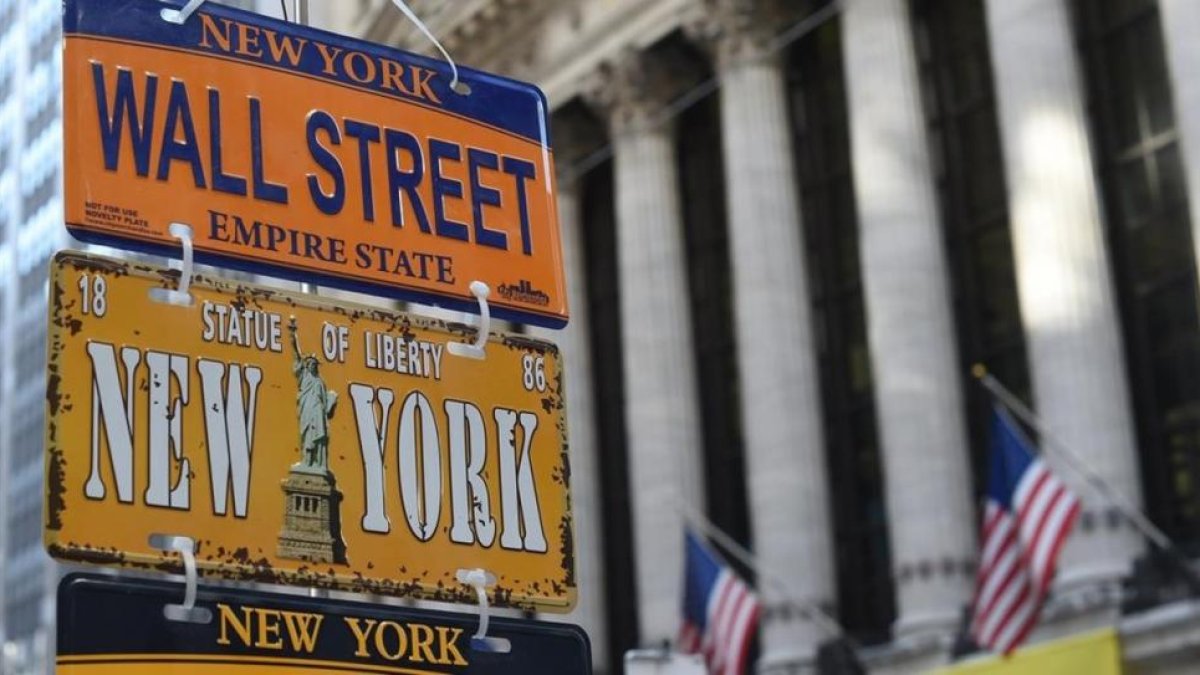 Unos carteles indicativos delante del New York Stock Exchange.-TIMOTHY A CLARY