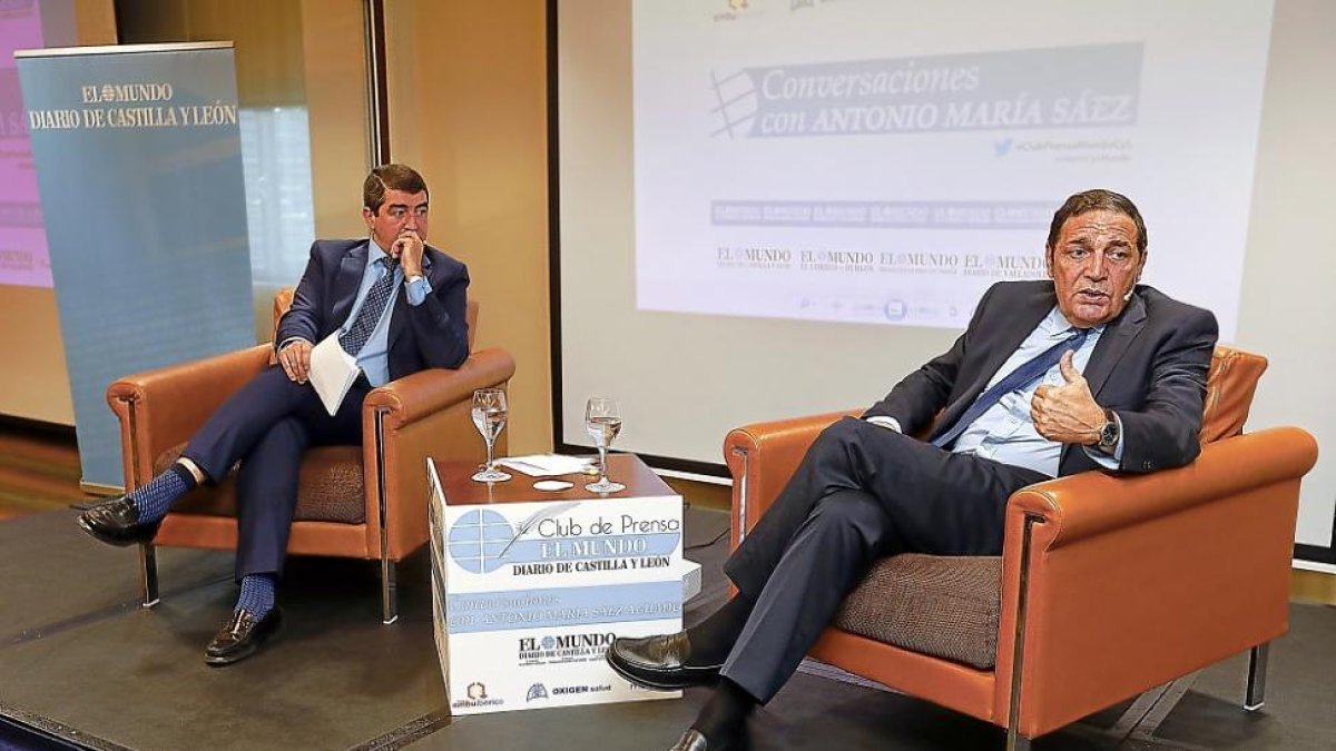 El director de EL MUNDO DE CASTILLA Y LEÓN, Pablo Lago, y el consejero de Sanidad, Antonio Sáez Aguado, en un momento de El Club de Prensa.-J. M. LOSTAU